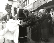 103367 Afbeelding van de onthulling van de loertoeter door burgemeester mevr. drs. M.W.M. Vos-van Gortel (rechts) en ...